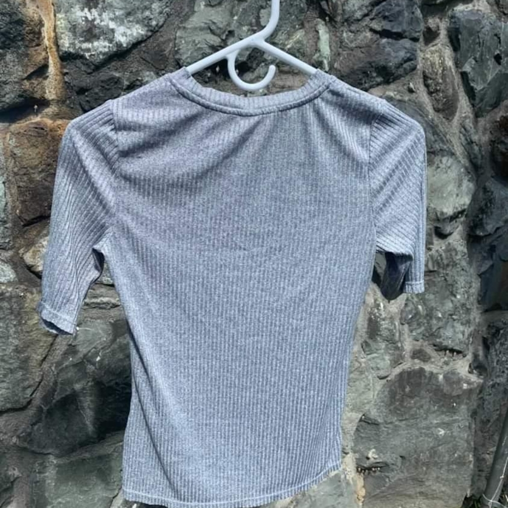 Gray fitted top